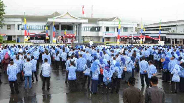 PNS Pemkot Ternate Saat Ikuti Upacara