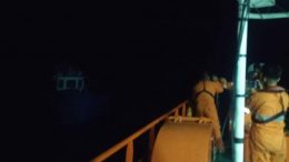 Basarnas Saat Melakukan Proses Evakuasi Kapal Ikan (Foto Basarnas)