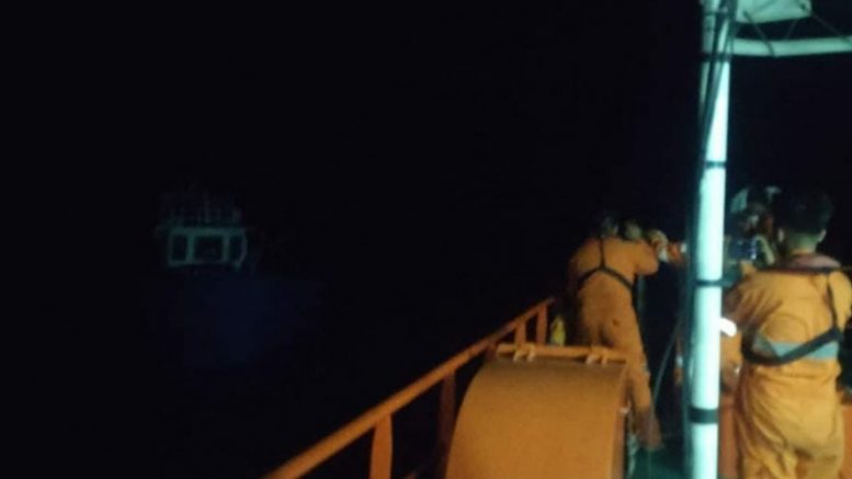 Basarnas Saat Melakukan Proses Evakuasi Kapal Ikan (Foto Basarnas)