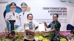 Dokumen Hasil Musrenbang di Serahkan Kepala Bappelitbangda ke Wakil Wali Kota (Bucek Humas)
