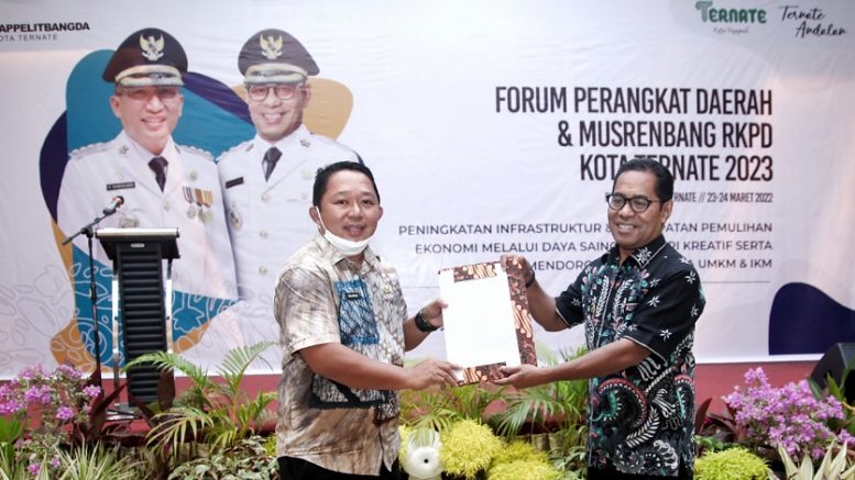 Dokumen Hasil Musrenbang di Serahkan Kepala Bappelitbangda ke Wakil Wali Kota (Bucek Humas)