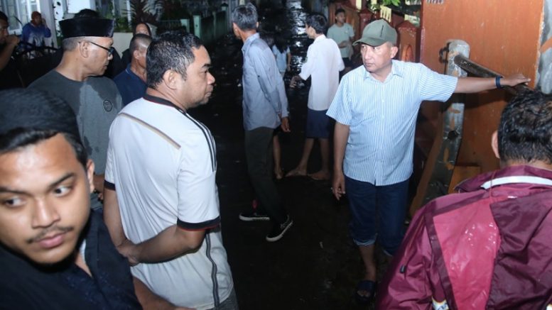Wali Kota Saat Meninjau Banjir (Foto Humas)