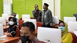 Ketua Pansel Jusuf Sunya Saat Memantau Tes CAT