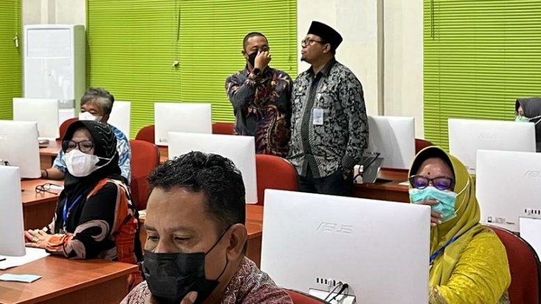 Ketua Pansel Jusuf Sunya Saat Memantau Tes CAT