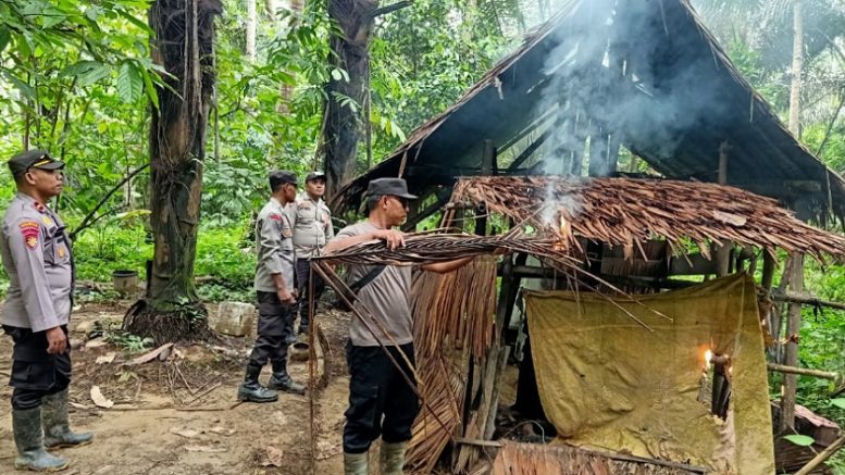 Kapolsek Taltimsel Bersama Jajaran Bongkat Tempat Pembuatan Miras (Dokumentasi Polsek)