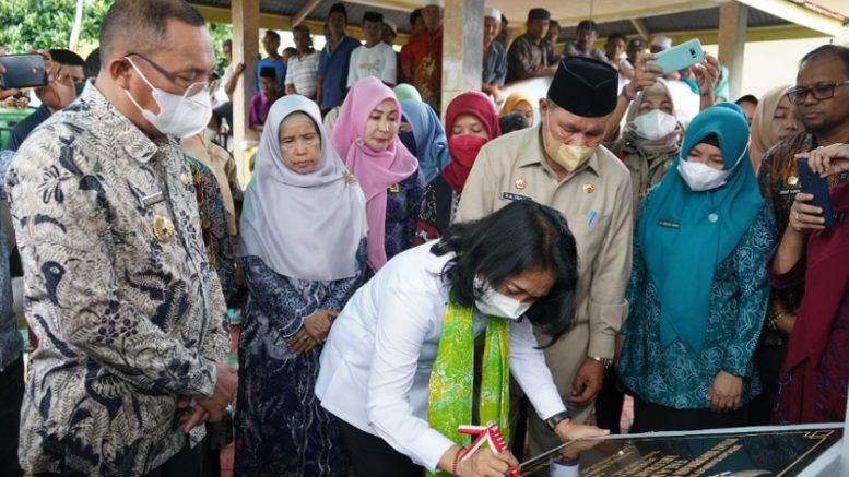 Penandatangan Prasasti PISA Falamadoto Oleh Menteri PPPA (Foto Ewin Kominfo)