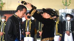 Presiden Jokowi Saat Dinobatkan Gelar Adat (Dokumentasi Setkab)