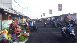 Aktifitas Pedagang Belakang Jatiland Mall