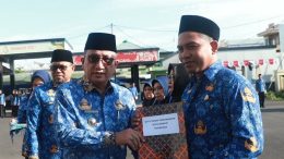 Penyerahan SK ke Salah Satu PTT (dok. Humas)