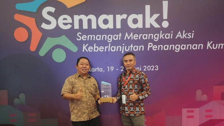 Kepala Disperkim dan Kepala Bappelitbangda Saat Terima Penghargaan