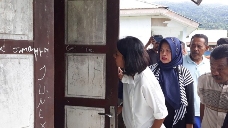 Irine Yusiana Roba Putria Saat Meninjau RKB SMP 3 Ternate