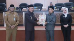 Wali Kota Ternate Serahkan LPP APBD ke Pimpinan DPRD