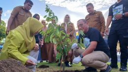 Penanaman Pohon Cengkeh dan Pala Secara Simbolis