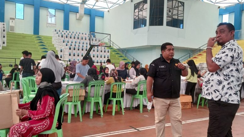Ketua dan Sekretaris KPU Ternate Saat Memantau Sortir Surat Suara