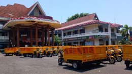 Kendaraan Roda Tiga Terparkir di Halaman Eks Kantor Wali Kota