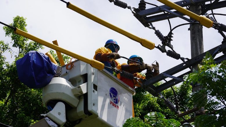 Tim PDKB PT. PLN (Persero) UIW MMU Saat Lakukan Pemeliharaan Trafo. Foto: Humas PLN UIW MMU