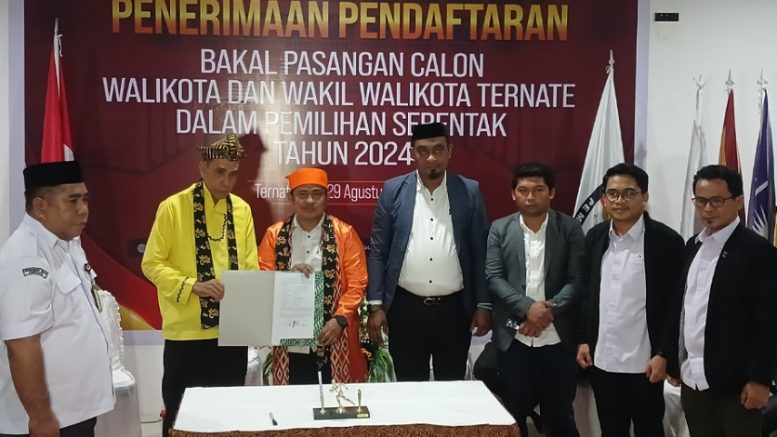 Santrani-Bustamin Saat Mendaftar ke KPU Ternate