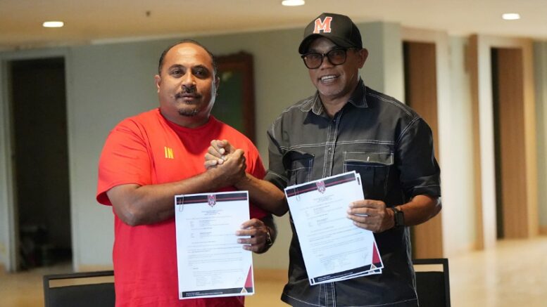 Penyerahan Kontrak Imran Nahumarury