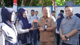 Sekda Serahkan Alat Mobile Parking System (MPS) ke Petugas Dishub
