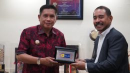 Wali Kota Ambon Bersama Generan Manager PLN UIW MMU Awat Tuhuloula