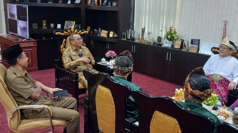Wali Kota Didampingi Kadis Kebudayaan Silahturahmi Dengan Sultan Palembang