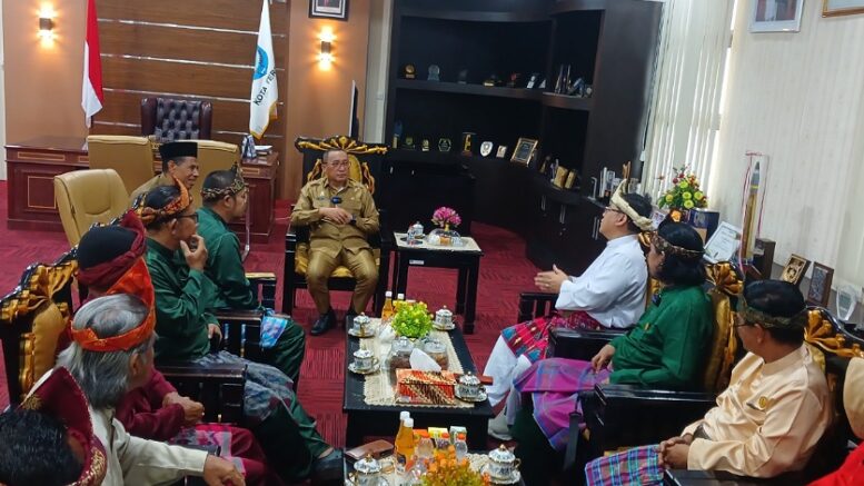 Wali Kota Ternate M. Tauhid Soleman dan Kepala Dinas Kebudayaan Menerima Kunjungan Sultan Palembang