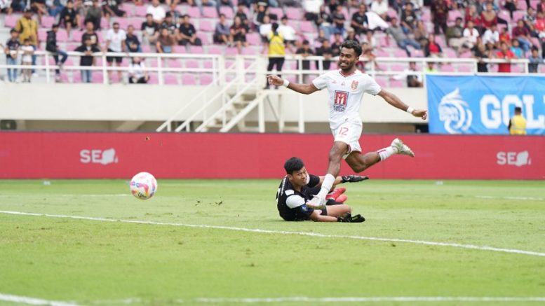 Yakob Sayuri Saat Mencetak Gol