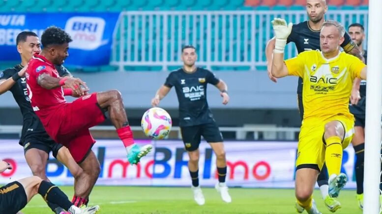 Yakob Sayuri Saat Mencetak Gol ke Gawang Dewa United