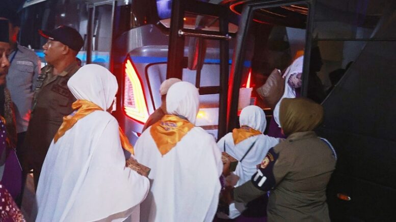 Jemaah Kloter 15 Saat Menuju Makasar