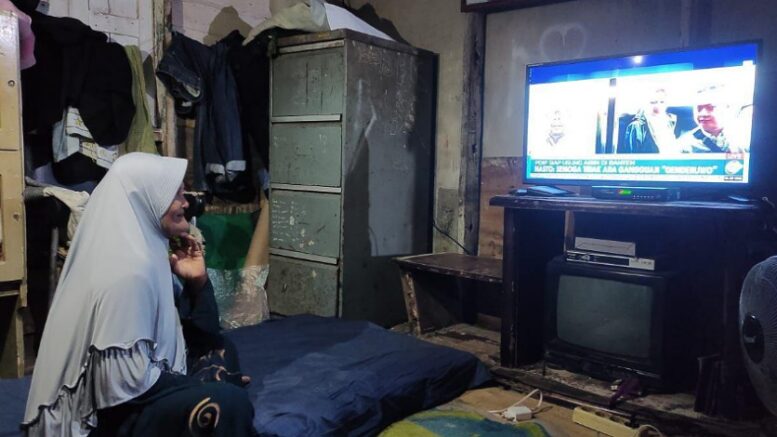 Warga Nikmati Listrik Melalui Program Lisdes