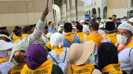 Jemaah Kloter 13 Saat Berziarah