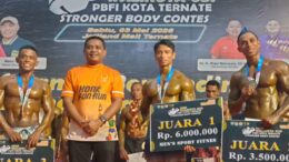 Ketua KONI Ternate Faujan A. Pinang Menyerahkan Hadiah ke Atlet Binaraga