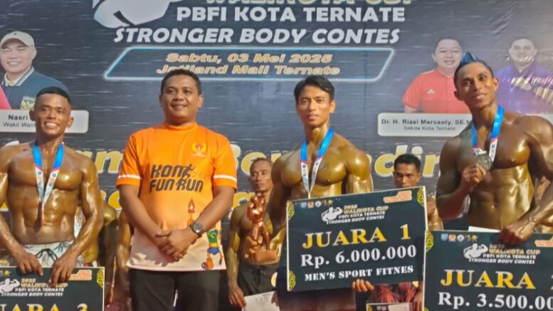 Ketua KONI Ternate Faujan A. Pinang Menyerahkan Hadiah ke Atlet Binaraga
