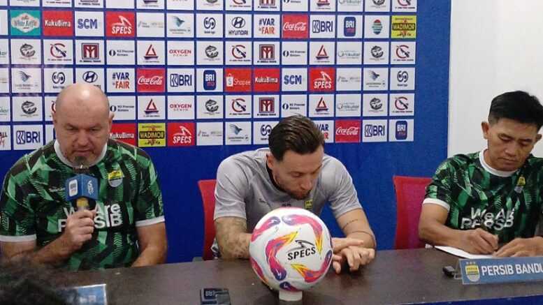 Pelatih Persib Bojan Hodak dan Marc Klok Saat Konferensi Pers