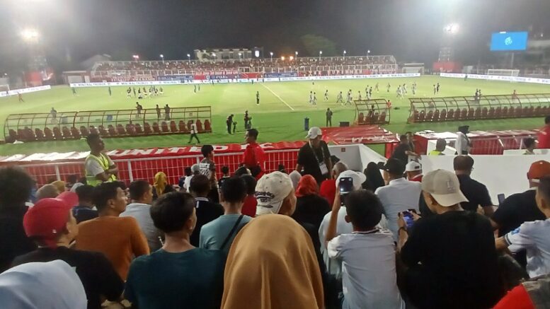 Penonton yang Menyaksikan Malut United vs Persib di Stadion Gelora Kie Raha