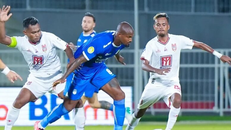 Safrudin Tahar dan Alwi Slamat Saat Menghadang Pemain Persib