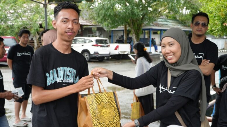 Penyaluran Daging Kurban ke Warga