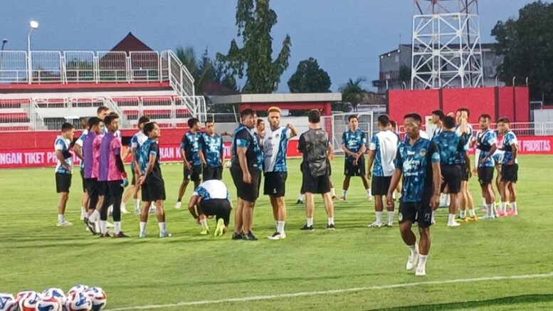 PSIM Yogyakarta Saat Latihan di Stadion Gelora Kie Raha