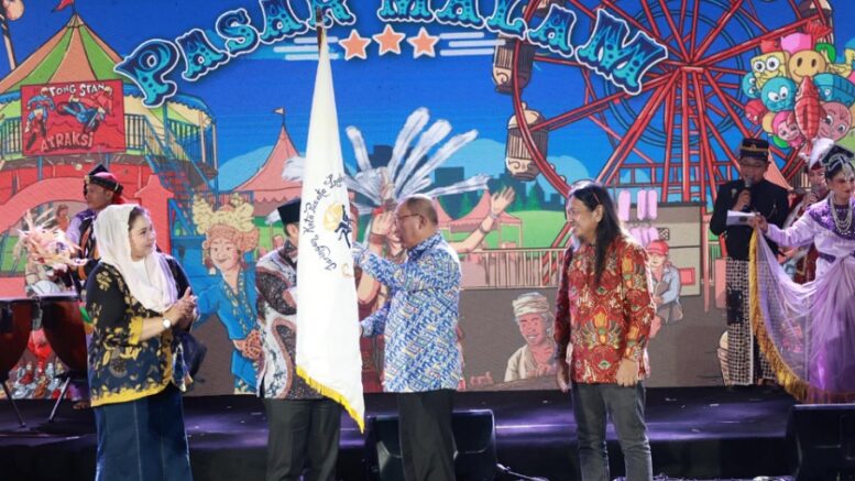 Penyerahan Pataka JKPI ke Wali Kota Ternate M. Tauhid Soleman