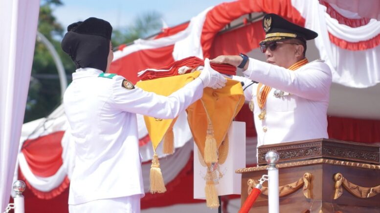 Wali Kota M. Tauhid Soleman Saat Menyerahkan Bendera Merah Putih Untuk Dikibarkan