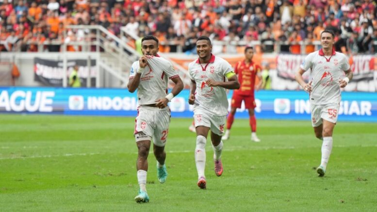 Yance Sayuri Saat Mencetak Gol ke Gawang Persija Jakarta