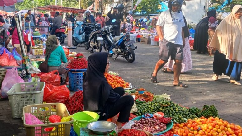 Pedagang di Depan Pasar Higienis