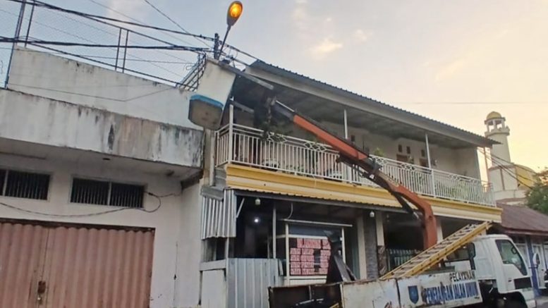 Petugas Dishub Ternate Lakukan Perbaikan PJU