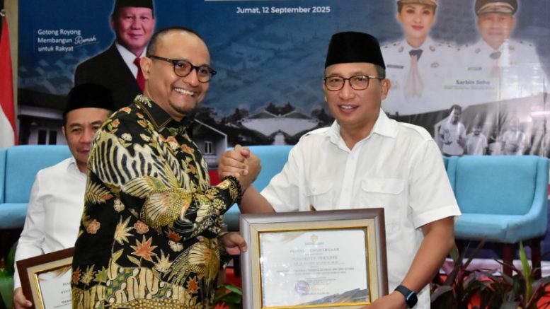 Wali Kota Ternate M. Tauhid Soleman Saat Menerima Penghargaan dari Kementrian Perumahan
