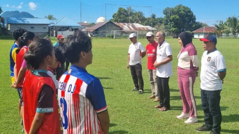 Pengurus ASBWI Malut Saat Meninjau Tim Sepak Bola Wanita