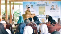 Wali Kota Ternate M. Tauhid Soleman Saat Membuka Bedah Buku Sultan Babullah