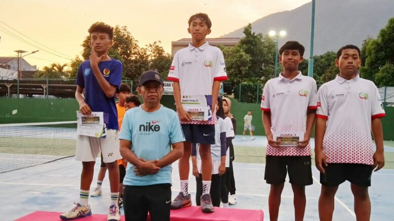 Ketua Pelti Malut Bersama Atlet Tenis