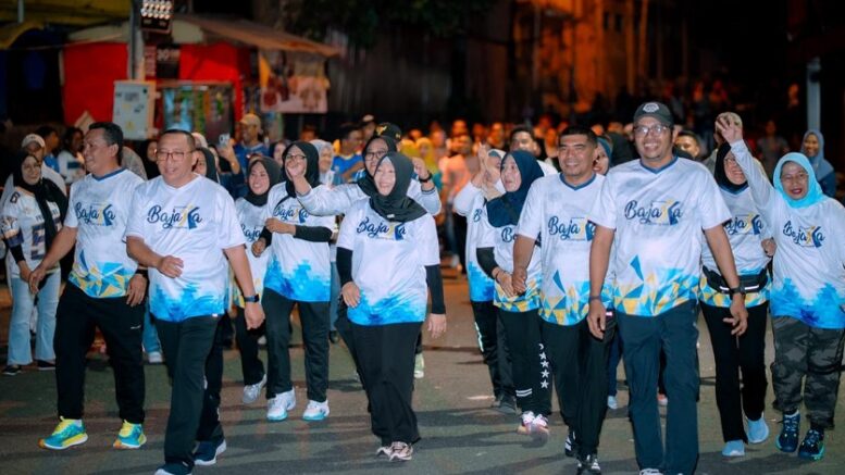 Wali Kota Bersama Ketua TP-PKK dan Warga Saat Berjalan Keliling Gelora Kie Raha