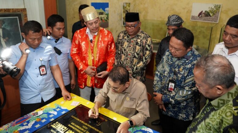 Menteri Kebudayaan Saat Meresmikan Museum Sejarah Ternate