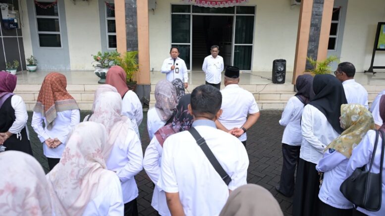 Sekda Kota Ternate Rizal Marsaoly Saat Memberikan Arahan ke Pegawai Disnaker Kota Ternate